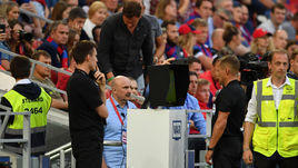 28 июля. Москва. ЦСКА - "Локомотив" - 1:0. Главный арбитр встречи Владислав Безбородов смотрит видеоповтор.