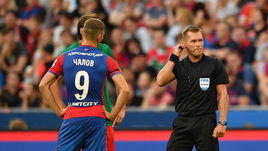 28 июля. Москва. ЦСКА - "Локомотив" - 1:0. Главный арбитр встречи Владислав Безбородов (справа) назначил первый в истории чемпионата России пенальти с помощью ВАР.