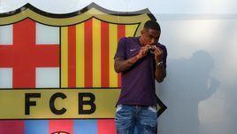 24 июля 2018 года. Барселона. Малком целует эмблему своего нового клуба.