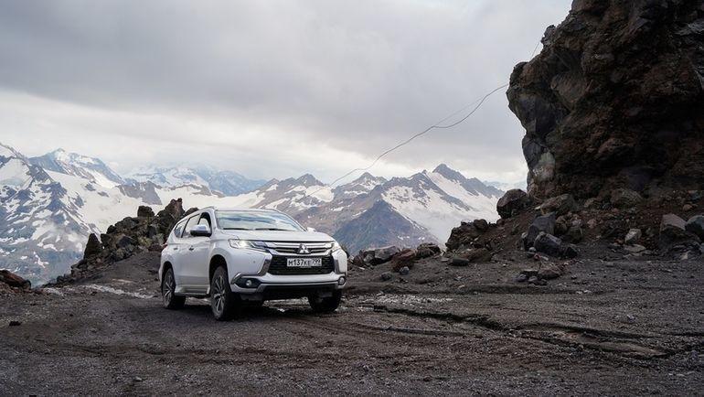 Подъем занял в общей сложности 13 часов, 7 часов по равнине (480 км) и 6 часов занял сам подъем на Эльбрус. Подъем занял в общей сложности 13 часов, 7 часов по равнине (480 км) и 6 часов занял сам подъем на Эльбрус.