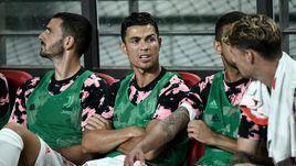 Криштиану Роналду (в центре) во время матча в Сеуле.