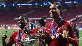 Виргил ван Дейк (справа) с Кубком Лиги чемпионов.