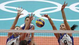 Связующая женской сборной России по волейболу Наталия Гончарова (справа).