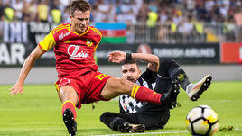 1 августа. Баку. "Нефтчи" - "Арсенал" - 3:0. Даниил Лесовой (№22) в борьбе с соперником.