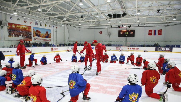 Сейчас в свет выйдут все разделы для возрастов – до 12, 16, 14 и 18 лет, пособия для вратарей, пособия по ОФП, экипировке, а также памятка для родителей и отдельный раздел для слэдж-хоккеистов. Сейчас в свет выйдут все разделы для возрастов – до 12, 16, 14 и 18 лет, пособия для вратарей, пособия по ОФП, экипировке, а также памятка для родителей и отдельный раздел для слэдж-хоккеистов.