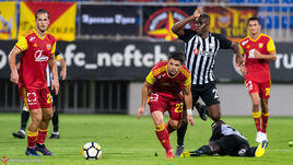 1 августа. Баку. "Нефтчи" - "Арсенал" - 3:0. В борьбе Игорь Горбатенко (№23).