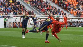 3 августа. Екатеринбург. "Урал" - "Ростов" - 2:2. Андрей Панюков боковым ударом открывает счет в матче.