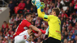 Столкновение Эсекиэля Понсе и Антона Шунина в матче "Спартак" - "Динамо".