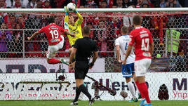 3 августа. Москва. "Спартак" - "Динамо" - 0:0. Фол Эсекиэля Понсе на Антоне Шунине.