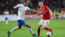 3 августа. Москва. "Спартак" - "Динамо" - 0:0. Андре Шюррле (справа) против Владимира Рыкова.