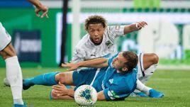 3 августа. Санкт-Петербург. "Зенит" – "Краснодар" – 1:1. Полузащитник "быков" Тонни Вилена против форварда питерцев Артема Дзюбы.