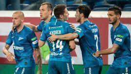 3 августа. Санкт-Петербург. "Зенит" - "Краснодар" - 1:1. Артем Дзюба (второй слева) вместе с партнерами празднует ответный гол.