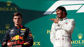 Льюис Хэмилтон (справа) и Макс Ферстаппен.
