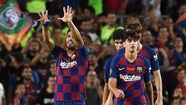 4 августа. Барселона. "Барселона" – "Арсенал" – 2:1. Луис Суарес (слева) празднует победу.