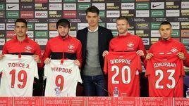 2 августа. Москва. Генеральный директор "Спартака" Томас Цорн (в центре) и новички команды Эсекиэль Понсе (№19), Резиуан Мирзов (№9), Андре Шюрлле (№20) и Джордан Ларссон. До старта сезона перешел только аргентинец, всех остальных красно-белые подписали уже по ходу чемпионата.