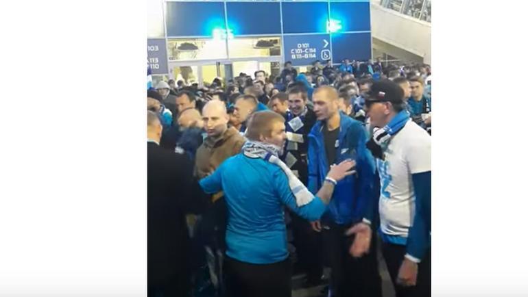 Фанаты vs ОМОН. Фанаты vs ОМОН.