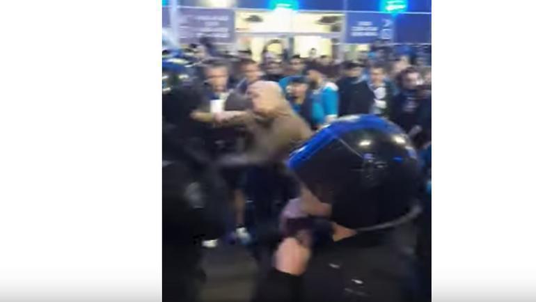 Фанаты vs ОМОН. Фанаты vs ОМОН.