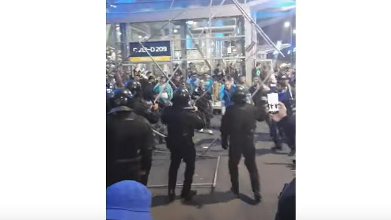 Фанаты vs ОМОН. Фанаты vs ОМОН.