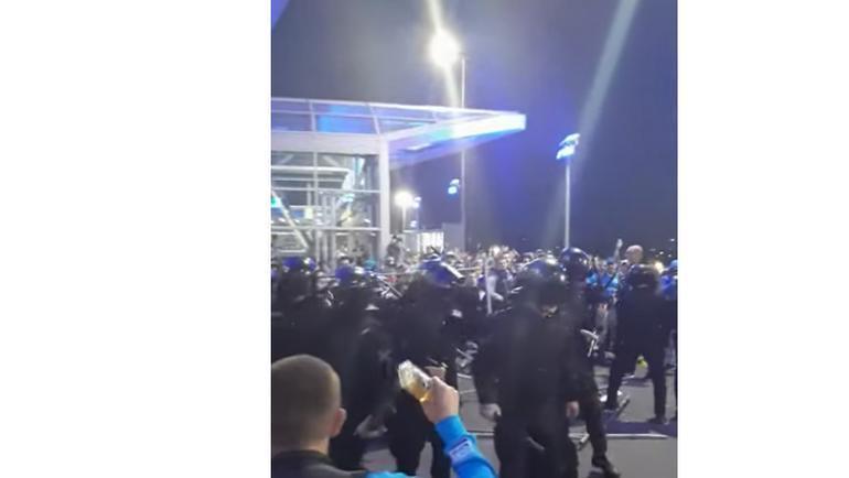 Фанаты vs ОМОН. Фанаты vs ОМОН.