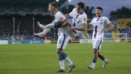 4 августа. Казань. "Рубин" - ЦСКА - 0:1. Федор Чалов и Мариу Фернандес празднуют гол. В нем было прекрасно все - и обработка, и передача, и удар. Правда, Джордже Деспотович в Грозном забил через себя - и это было невероятно круто.