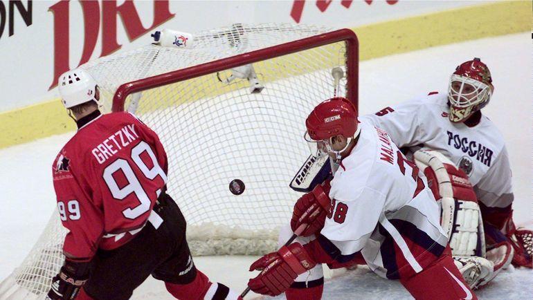 Август 1999 года. Николай Хабибулин и Владимир Малахов против Уэйна Гретцки в матче Кубка мира между сборными России и Канады в Ванкувере (3:5). Фото REUTERS Август 1999 года. Николай Хабибулин и Владимир Малахов против Уэйна Гретцки в матче Кубка мира между сборными России и Канады в Ванкувере (3:5). Фото REUTERS