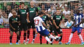 7 августа. Краснодар. "Краснодар" - "Порту" - 0:1. 89-я минута. Сержиу Оливейра исполняет штрафной. Урош Спаич бежит от стенки к воротам.