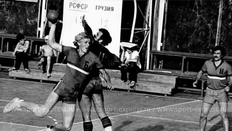 II Всесоюзные сельские игры. Саратов. 1974 год. Евгений Трефилов (с мячом) – левый полусредний сборной РСФСР. II Всесоюзные сельские игры. Саратов. 1974 год. Евгений Трефилов (с мячом) – левый полусредний сборной РСФСР.