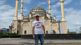 Денис Глушаков на фоне мечети “Сердце Чечни” в Грозном.