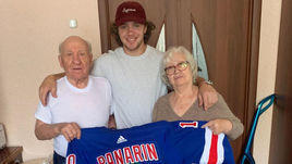 Артемий Панарин с дедушкой и бабушкой.