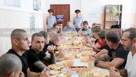 Павел Мамаев (третий слева) на обеде.