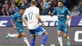 10 августа. Москва. "Динамо" - "Зенит" - 0:2. Дуглас Сантос (слева) и Алексей Сутормин против Сергея Паршивлюка.