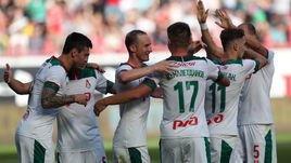 11 августа. Москва. "Локомотив" - "Урал" - 4:0. Игроки "Локомотива" поздравляют Рифата Жемалетдинова с забитым голом.