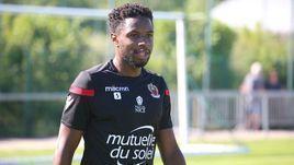 Полузащитник "Ниццы" Адриен Тамез.