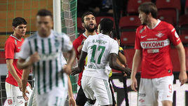 11 августа. Грозный. "Ахмат" – "Спартак" – 1:3. Стычка Аблая Мбенга (№17) и Георгия Джикии.