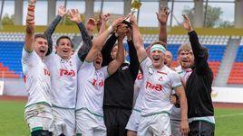 Игроки "Локомотива" празднуют победу.