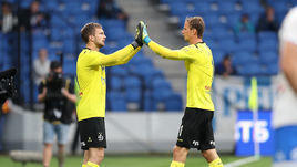 10 августа. Москва. "Динамо" - "Зенит" - 0:2. Антон Шунин (справа) из-за травмы уступил место на поле Игорю Лещуку.