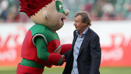 11 августа. Москва. "Локомотив" - "Урал" - 4:0. Юрий Семин и талисман красно-зеленых.