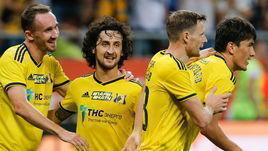 12 августа. Ростов. "Ростов" - "Крылья Советов" - 1:0. 33-я минута. Партнеры поздравляют Элдора Шомуродова (справа).