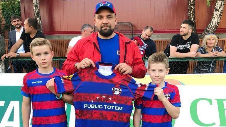 Понедельник. Москва. Воспитанники РК ЦСКА подарили Василию Вакуленко (в центре) именную клубную регбийку. Понедельник. Москва. Воспитанники РК ЦСКА подарили Василию Вакуленко (в центре) именную клубную регбийку.