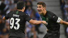 13 августа. Порту. "Порту" – "Краснодар" – 2:3. Магомед-Шапи Сулейманов и Александр Мартынович празднуют один из голов российской команды.