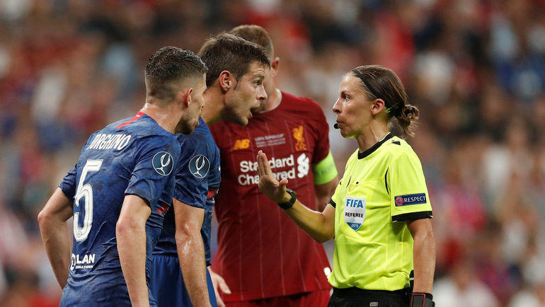 Сесар Аспиликуэта и повысил голос на арбитра лишь раз, но получил жесткий отпор. Фото REUTERS Сесар Аспиликуэта и повысил голос на арбитра лишь раз, но получил жесткий отпор. Фото REUTERS