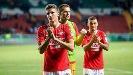 11 августа. Грозный. "Ахмат" - "Спартак" - 1:3. Новички красно-белых Гус Тил (слева) и Джордан Ларссон (справа) с Артемом Ребровым.