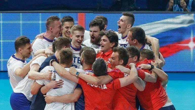 Мужская сборная России по волейболу празднует выход на Олимпиаду. Фото AFP, AFP Мужская сборная России по волейболу празднует выход на Олимпиаду. Фото AFP, AFP