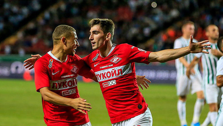 «Спартак» в выездных матчах с «Туном» и «Ахматом» забил шесть мячей, из них четыре на счету Зелимхана Бакаева (справа). Фото ФК «Спартак» «Спартак» в выездных матчах с «Туном» и «Ахматом» забил шесть мячей, из них четыре на счету Зелимхана Бакаева (справа). Фото ФК «Спартак»