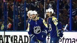 Никита Кучеров (в центре) во время Матча звезд НХЛ-2018.