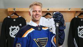 «Немцы норовят сделать мне паспорт, но надо сдать российский, а я не хочу». Он родился в Германии и мечтает играть за Россию