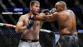 Стипе Миочич (слева) победил Даниэля Кормье на турнире UFC 241 в Анахайме.