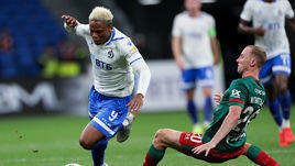 18 августа. Москва. «Динамо» - «Локомотив» - 1:2. Клинтон Нжи (слева) против Владислава Игнатьева.