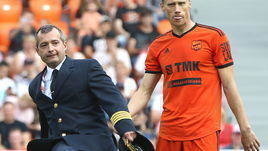 17 августа. Екатеринбург. «Урал» – «Крылья Советов» – 1:3. Командир лайнера Airbus A321 «Уральских авиалиний» Дамир Юсупов (слева с нападающим хозяев Павлом Погребняком) открывает матч.