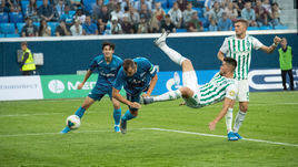 17 августа. Санкт-Петербург. «Зенит» - «Ахмат» - 0:0. В атаке форвард хозяев Артем Дзюба (второй слева).